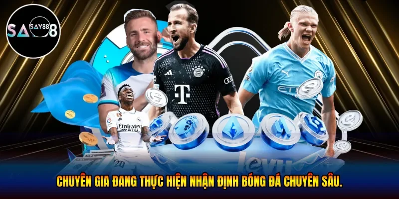 Chuyên gia đang thực hiện nhận định bóng đá chuyên sâu