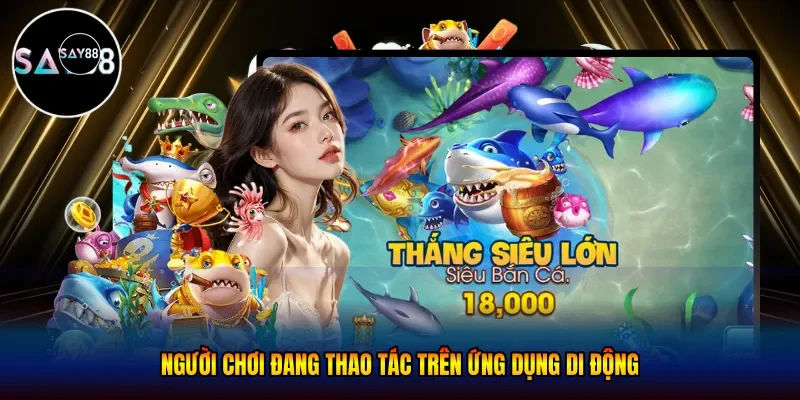 người chơi đang thao tác trên ứng dụng di động